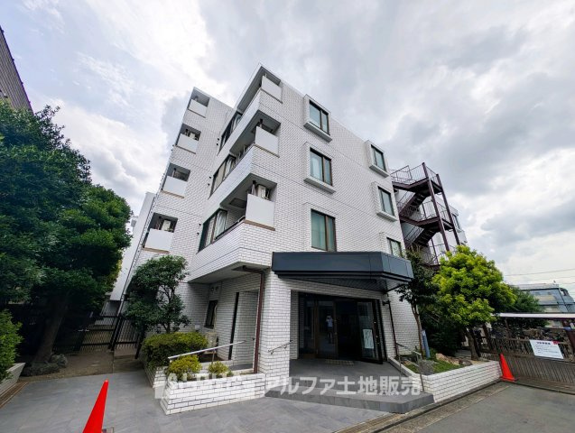 【Exterior】　◆落ち着いた住環境◆JR中央線「三鷹」駅徒歩10分。通勤や通学にも利用しやすい立地に佇む、RC造5階建・総戸数55戸のマンションです。　