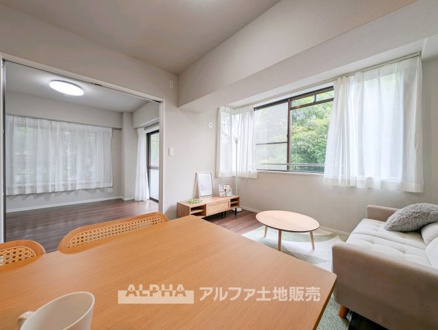【Living　Room】　◆家族が集う空間◆約12.8帖のLDKは、ダイニングとくつろぎのスペースをバランスよく配置しやすい広さ。毎日の食事や団らんを楽しめます。