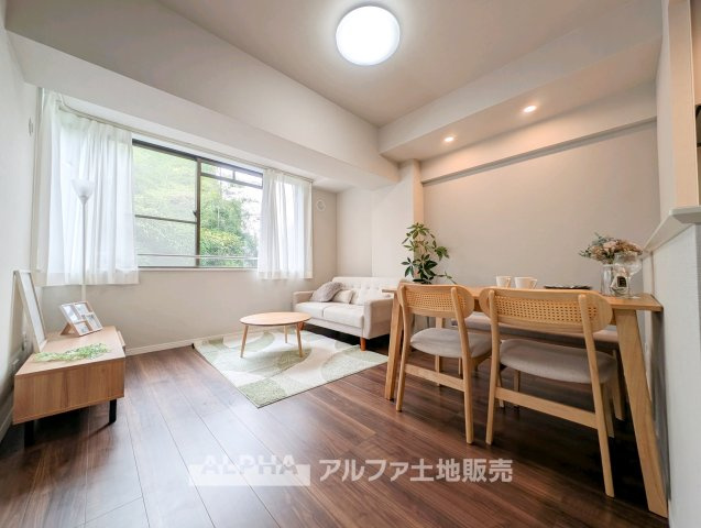 【Bright　Living】　◆心地よい住空間◆大きな開口部から自然光を取り込みやすいLDK。ダイニングテーブルやソファを置いて、家族それぞれがくつろげる空間をつくれます。