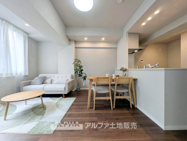 【Family　Time】　◆団らんを楽しむ◆キッチンとつながる約12.8帖のLDK。料理や食事、テレビを囲む時間など、家族が自然と顔を合わせやすい住空間です。