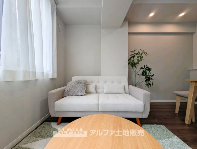 【Relax　Space】　◆休日はリビングで◆映画を楽しんだり、読書をしたり、家族で食卓を囲んだり。オンとオフを切り替えながら思い思いに過ごせる空間です。