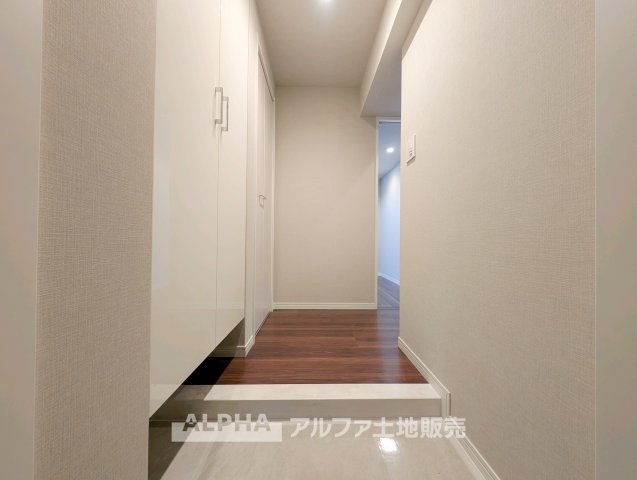 【Entrance】　◆すっきりとした玄関◆下足入れと物入を備え、靴や外出用品を整理しやすい玄関スペース。住まいの第一印象を整えやすく、気持ちよく家族を迎えます。