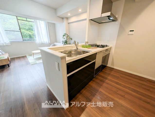 【Kitchen】　◆会話が広がるキッチン◆リビング・ダイニングを見渡しやすい対面式キッチン。料理をしながら家族とのコミュニケーションも楽しめる配置です。