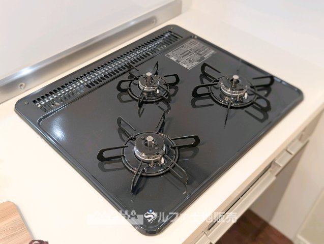 【Gas　Stove】　◆毎日の調理を快適に◆複数の料理を同時に進めやすい3口ガスコンロ。焼く・煮る・炒めるなど、日々の献立づくりをスムーズに進められます。　