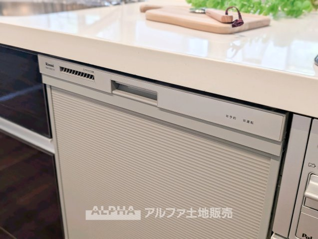 【Dishwasher】　◆家事の負担を軽減◆食後の食器洗いを任せられる食器洗い乾燥機を備えています。後片付けの時間を短縮し、食後の家族時間や自分の時間を確保しやすくなります。