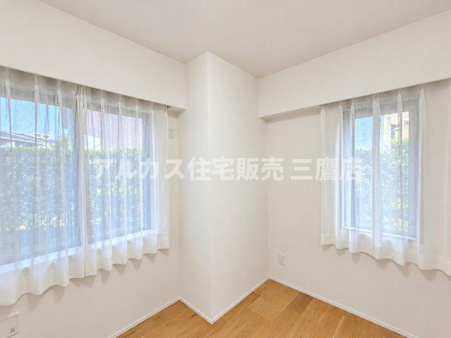 2面に窓が配置された採光・通風に優れた明るい洋室。柔らかな光が差し込む心地よいプライベート空間です。