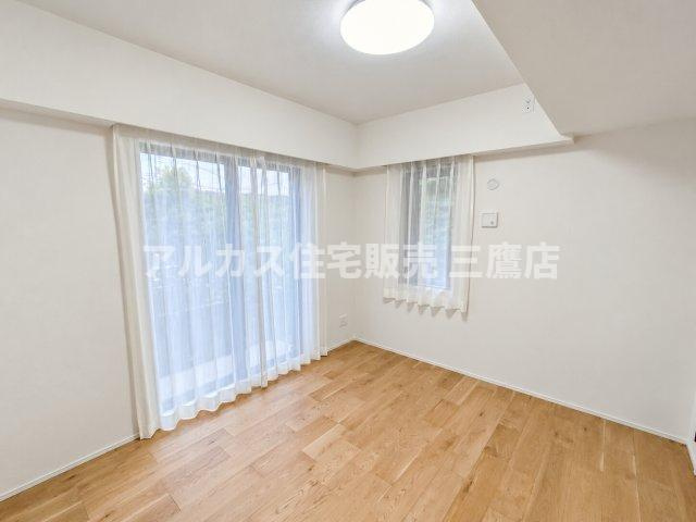 バルコニーへ出入りできる大きな窓を備えた洋室。明るく風通しの良い空間で主寝室や子供部屋としても適しています。