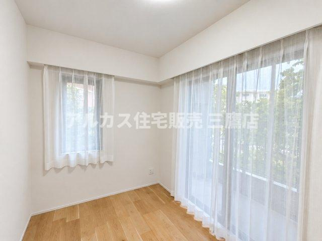 2面採光で明るく開放感のあるお部屋。ナチュラルなフローリングと清潔感あるホワイトクロスが印象的です。　