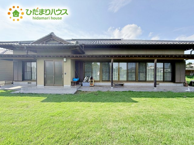 明るい光が差し込む開放感あふれる住まいです。