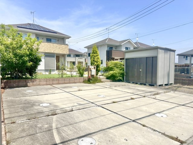 ■外観｜南側のお庭なので暗くなりがちな夕方も明るい印象にしてくれます♪道路から離れたお庭なのでお子様が外で遊ぶ際も安心です♪リビングからお庭が見える子育て世帯にも嬉しい設計です♪