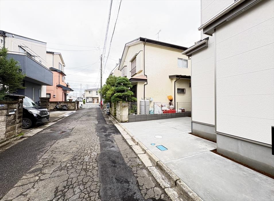 4.2ｍ道路に面しているので車の出し入れもスムーズ。