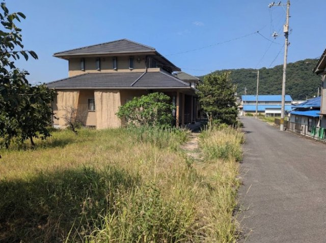 前面道路を含めた現地の様子です。道路に面した開放感のある立地で、周辺には戸建住宅が建ち並ぶ穏やかな住環境が広がっています。ゆとりある敷地を活かし、住まいのほか駐車スペースや広いお庭なども計画可能。