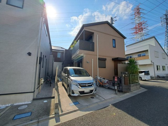 太陽光発電を搭載したオール電化住宅！熱源を持たないので安心感があります。※画像内の車などは販売対象外です。