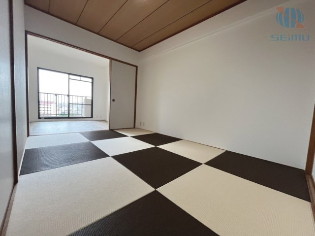【和室】約6帖のリビング横の和室は、お子様の遊び場やくつろぎスペースとして活躍します。