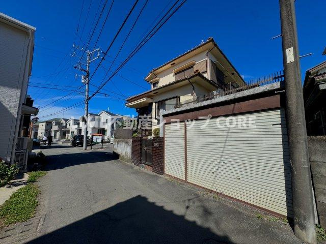 前面道路は閑静な住宅地をはしる車通りの少ない道路。お車の出し入れが苦手なママや小さなお子様にも安心　