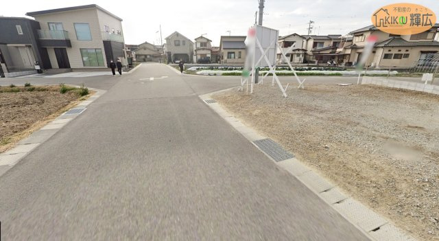 前面道路は広々としておりますので、お車の運転が苦手な方でも安心ですね。