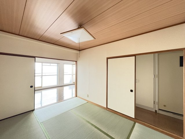 陽光がたっぷりと差し込む、明るく開放的な6帖の和室。リビングと一体利用ができるため、来客用や家族のくつろぎスペースとしても活躍します。畳の心地よい感触と、木目調天井が温もりある空間を演出。