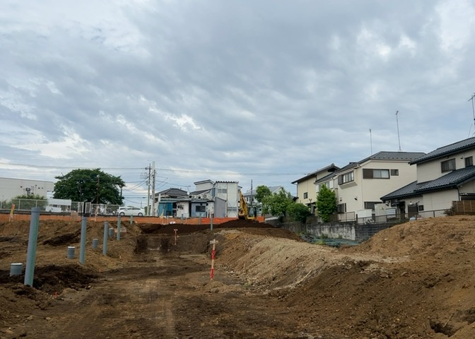 土地の面積＝住宅面積ではありません。建ぺい率の問題などで、土地のある場所によって住宅を建てられる面積は限られています。高さもしかり、「土地」という言葉の中には、建築条件も含まれると考えておきましょう。
