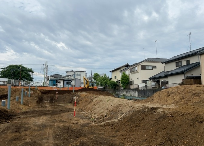 家を建てる場合、方位は要チェックです。現実的に日当たりのよい家ならばリビングは南側、建築基準法でも北側に当たる家への配慮は求められています。土地を見学に行く際は、方位磁針を持って行くようにしましょう。