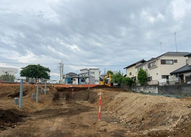 土地の前の道路に消火栓が設置されていることがあります。この場合、道路交通法第45条第1項により、駐車禁止の場所が指定されています。そのため、車庫などの駐車スペースをつくることができない場合があります。