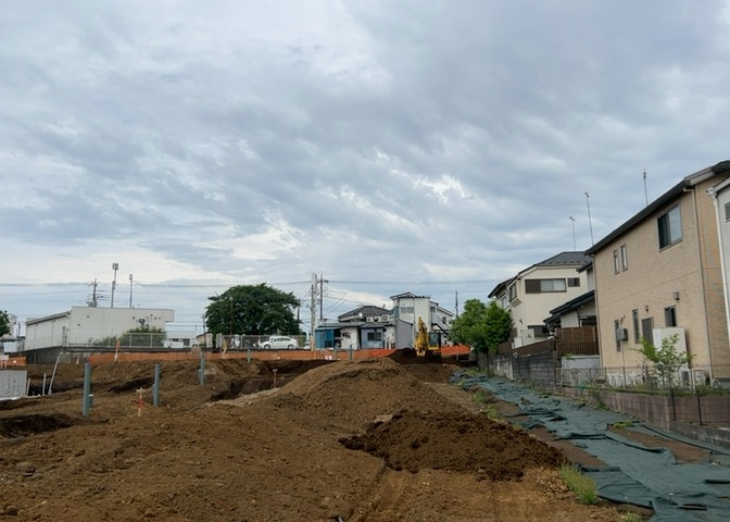 現地に行くなら、物件の周囲の地形がどうなっているかを見ることも大切です。周辺より低くなっている土地では、大雨などで水が集まりやすいため、地盤が弱くなっているということも考えられるため、注意が必要です。