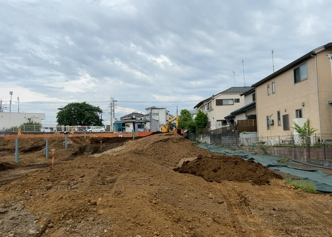 土地購入を検討されている場合、境界杭がない状態で購入してしまうと境界確定測量をする必要があり、費用がかかります。購入の前に、売主、隣土地所有者立ち合いのもと境界を確定し境界杭を設置するのがベストです。