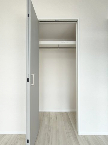 【洋室約5.5帖　収納】　クローゼット付きで、衣類等の収納に役立ちます。