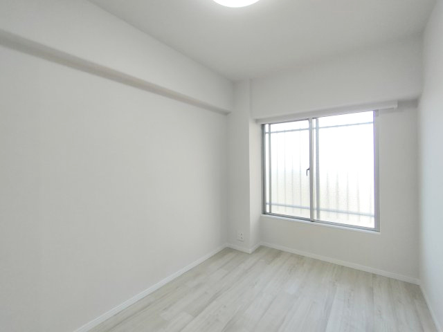 【洋室約5.5帖】　広々とした洋室。主寝室や子ども部屋にいかがでしょうか？