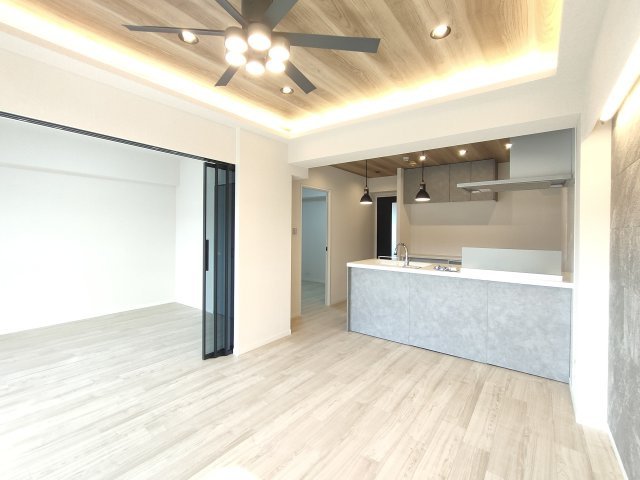 【LDK約14.0帖】　ゆったりとくつろげる上質なリビングダイニングは、あなたの暮らしに価値のある時間を演出してくれます。