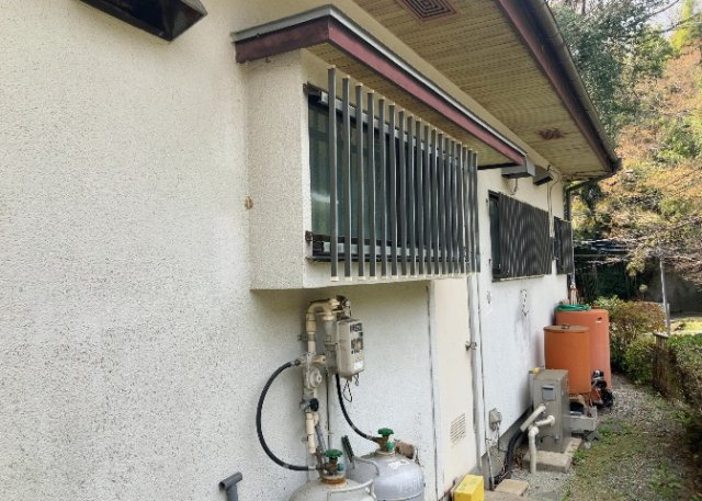 木造住宅とは土台、壁、柱など建築物の強度を支える構造体の材に木が使用されている構造を指します。構造体は建物の自重を支えるだけではなく風圧や水圧、積裁荷重などあらゆる衝撃に耐えるための基礎です。