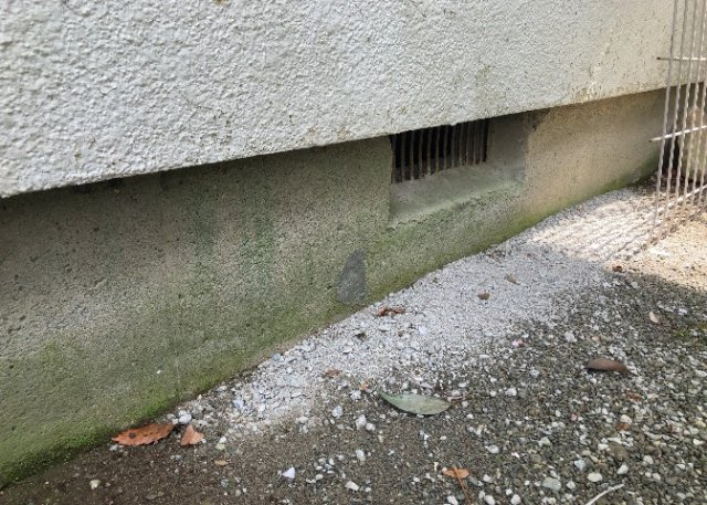 建物の基礎工事の方法は、主流となっているベタ基礎（防湿基礎）と布基礎の2種類に分類され、床下の通気性や耐久性などに違いがあります。建物の基礎部分の構造や付帯設備など詳細については現地でご確認ください。