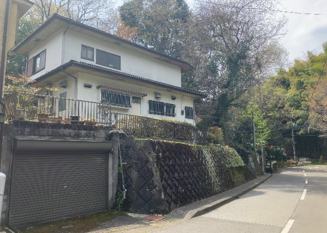 南側道路の場合は長い時間光を入れ込むことができるため、庭やリビングを道路側に持ってくることが多く土地価格も高い傾向にあります。一方北側道路だとリビングや庭が南側になりプライバシーを守ることができます。