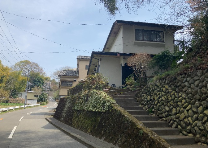 東側道路の場合は居室を南向きに設計しやすいため、朝日が入りやすいというメリットがあります。一方、西側道路も東側同様に居室を南向きに設計しやすいのですが、住宅地だと朝日が入りにくいという弱点があります。
