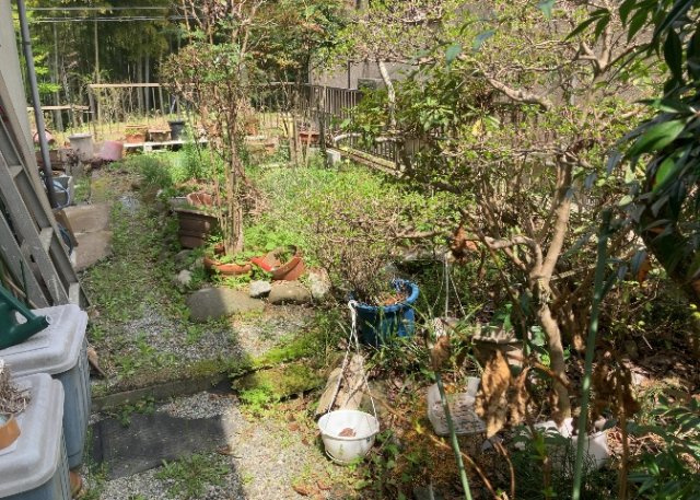 庭のある家に住むことのメリットとして、子どもたちの遊び場を確保できること、ガーデニングや家庭菜園を楽しめること、明るさを確保できることがあります。また、配置を工夫することでプライバシーが確保できます。