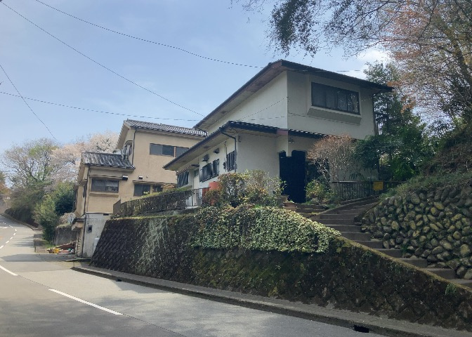 住宅用の土地では前面道路に2m以上接していなければならないと法律で定められています。しかし、お持ちの車のサイズやライフスタイルなどにより、2mでは利便が悪い場合もございますので、事前に確認しましょう。