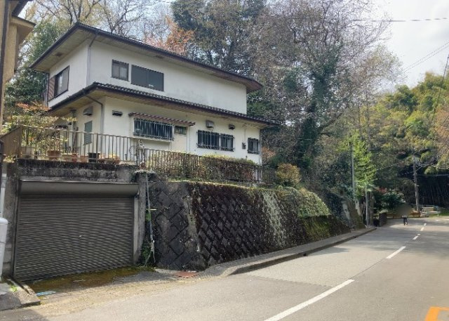 道幅が広い場所は日当たりや風通が良好です。幅が広いのですれ違いも可能ですし大きな車でも駐車可能！一方で、大型車が通ることも多くなるため交通量の増加により騒音に繋がります。また土地の値段が高くなります。