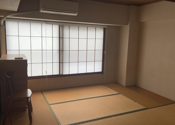 寝室でゆっくりと過ごすためにはベッド周りの適度な空間を担保することや窓の位置、照明の明るさ、寝室の広さなどを考える必要があります。自身や家族の構成とライフスタイルに併せて寝室にする部屋を選びましょう！
