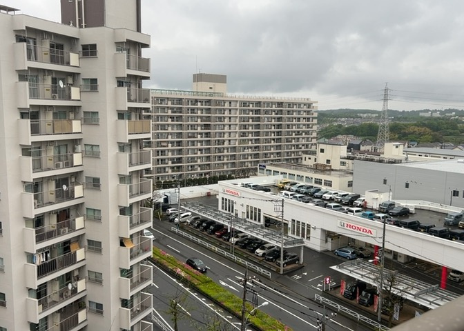 バルコニーは、室外の専用スペースのうち、「屋根がなく開放された空間」であるものを指します。ベランダより広いタイプのものが多く、日当たりもよいため家庭菜園などを楽しみたい人にとって適した環境となります。