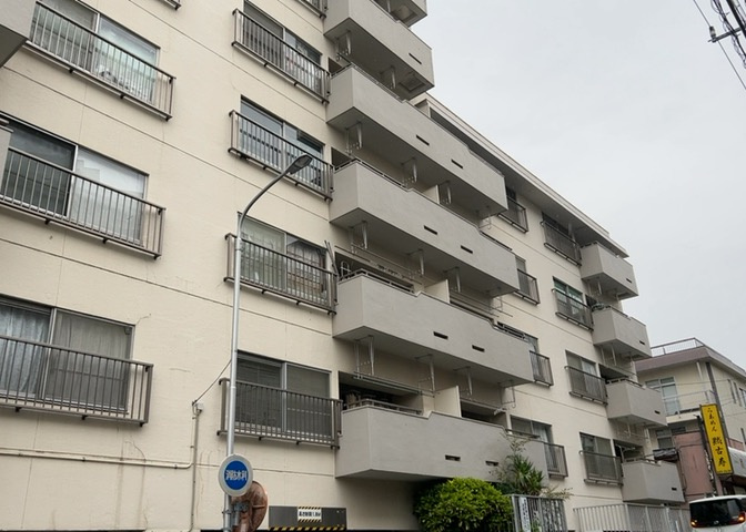 外観はマンション管理がされているかの目安になります。築年数が古いと、壁面は劣化してひび割れが生じることも！建物が古びていても細かいところが修繕されていると、きちんと管理されているなぁと感じるでしょう。
