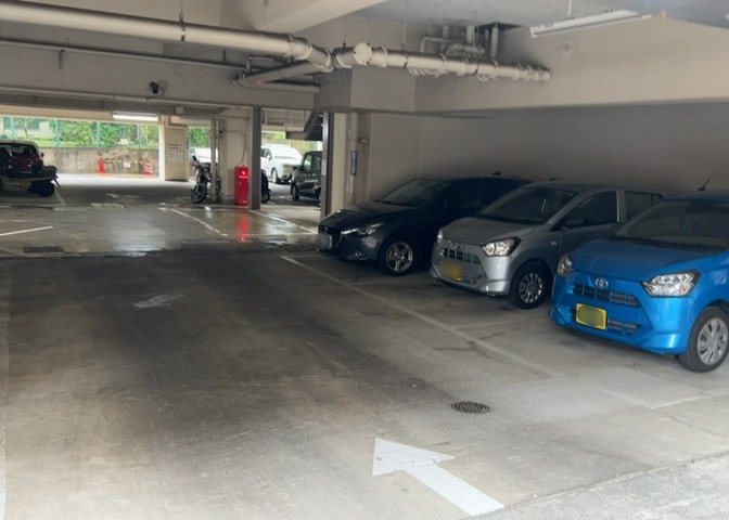 駐車場と明記されていても、最小スペースでつくられた駐車場だと大型車は駐車できなかったり、出入りしにくくなったりする可能性があります。お車のサイズと購入したい物件の駐車場のサイズを現地で確認しましょう。