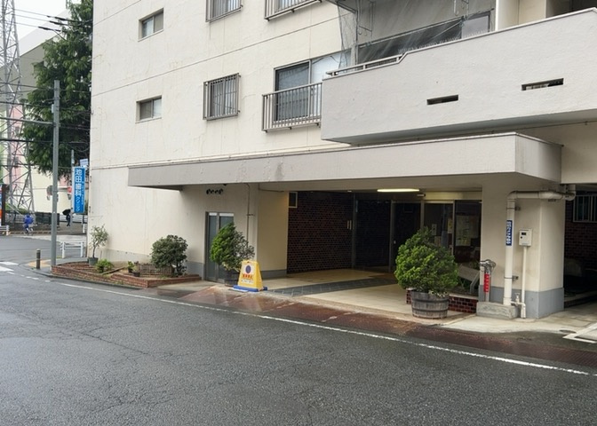 物件によっては、入居者が個人的に使用できる専用庭がついているものもあります。また、住宅の中にある土間の部分を庭と呼ぶこともあります。庭の用途は住む人によって変わり、それによってデザインもさまざまです。