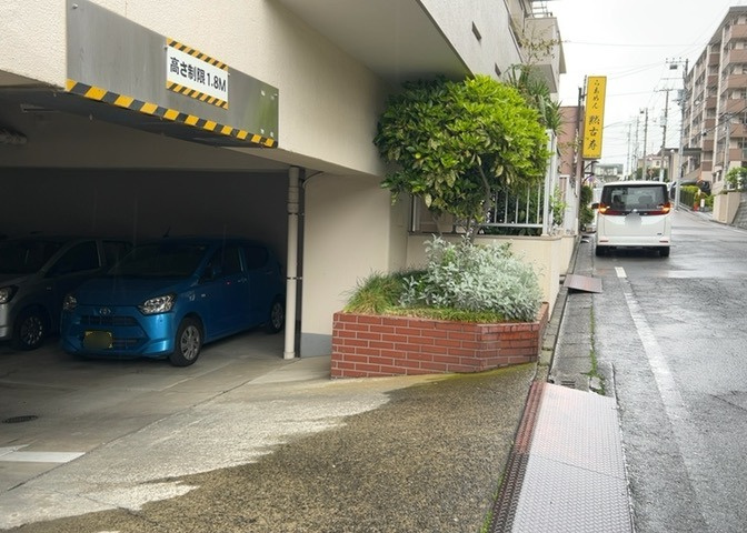 中庭（パティオ）とは、一つの建築物の内部に設けられた、壁などで囲われている庭のことを指します。コの字型、ロの字型が主流ですが、L字型の中庭もあります。最近では、インテリア性の高さからも人気があります。