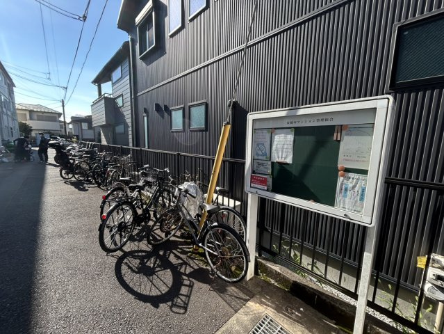 一般的なバルコニーは、奥行1.5ｍ程ですが、ワイルドバルコニーは2ｍまで広がっています。そのため洗濯物の間隔をあけ干すことができ、乾きやすいというメリットや、ガーデニングが楽しめる等の特徴があります。
