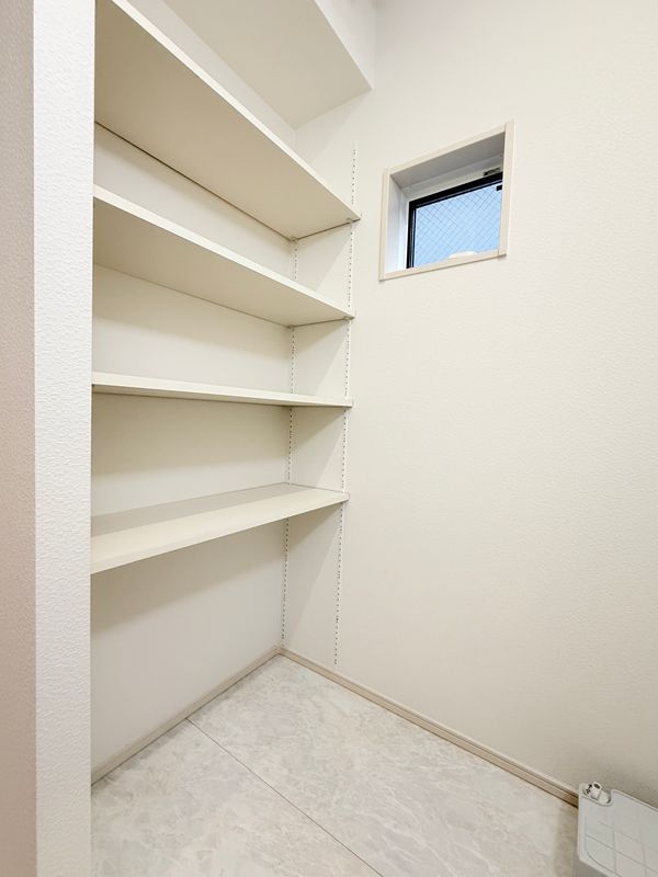 【リネン庫】　リネン庫があるので、タオルや寝具をまとめて収納でき使い勝手良好です。
