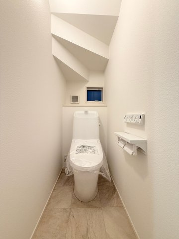 【1階トイレ】　清潔感のある落ち着いた1階のトイレで、来客時にも安心してお使いいただけます。