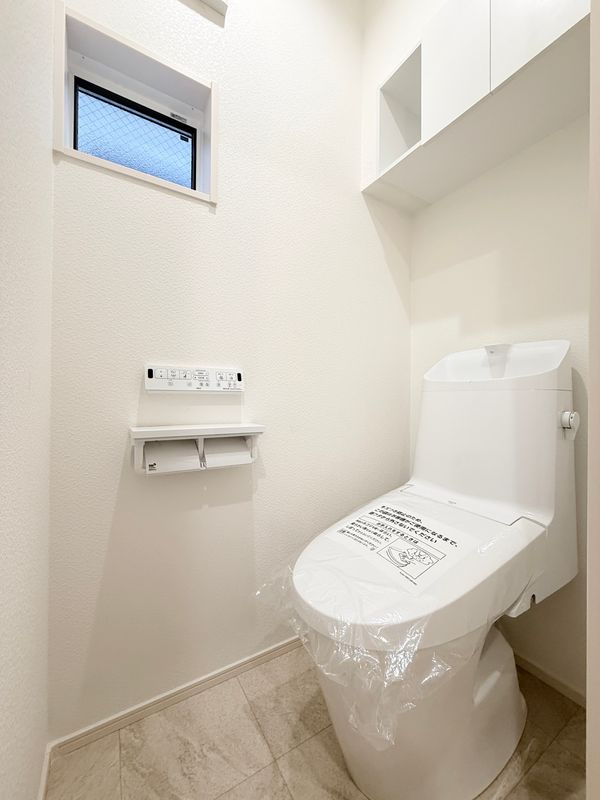 【2階トイレ】　2階にもトイレがあるので、朝の身支度時間も家族で分散して使えて便利です。
