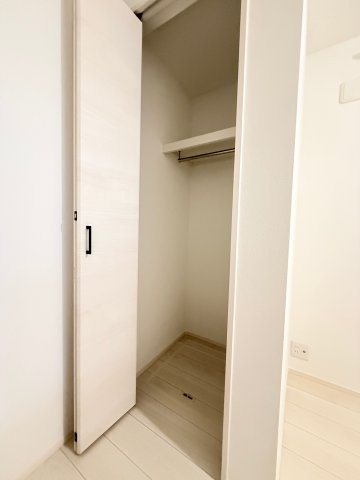 【洋室約5.1帖　収納】　収納スペースが確保されているので、居室をすっきりと使うことができます。