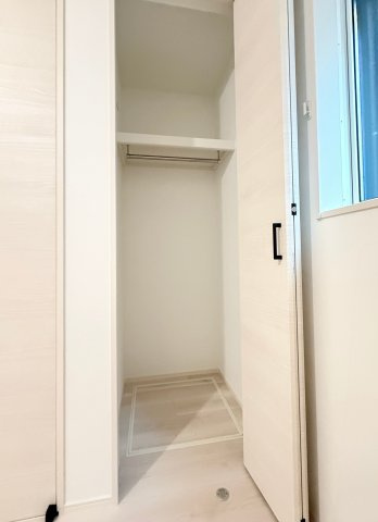 【洋室約5.0帖　収納】　クローゼットにゆとりがあるので、衣類の収納もしやすく片付けが楽になります。
