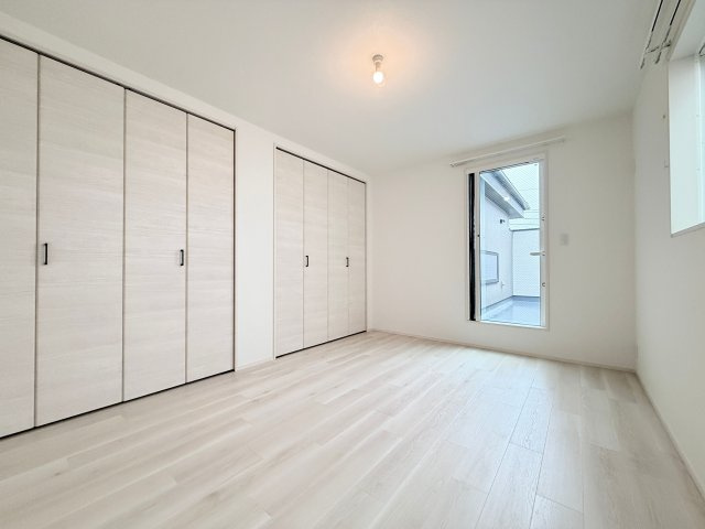 【洋室約7.3帖】　広々とした主寝室で、夫婦がゆったりとくつろげる心地よい空間です。
