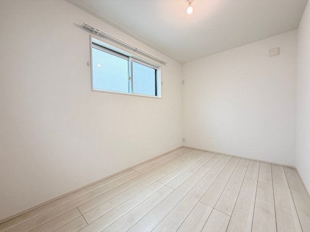 【洋室約5.0帖】　お子様の成長に合わせて使える、明るく使いやすい快適な子供部屋です。